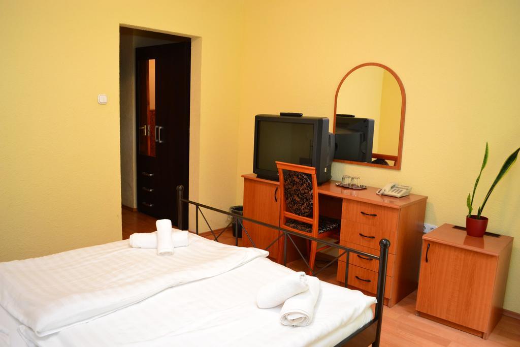Ezuestfenyo Hotel Telkibanya Ngoại thất bức ảnh